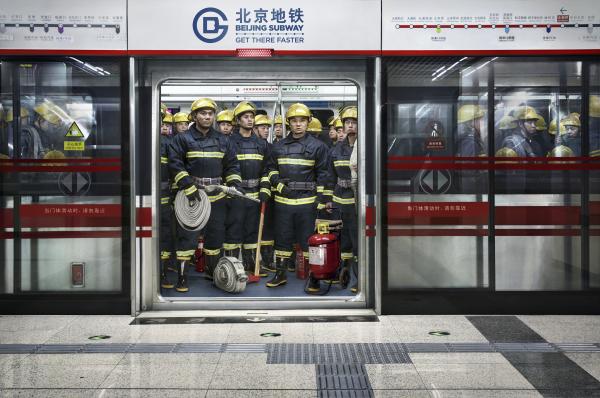 上海廣告設(shè)計(jì)公司尚略分享：北京地鐵平面廣告創(chuàng)意設(shè)計(jì)-救火隊(duì)員篇