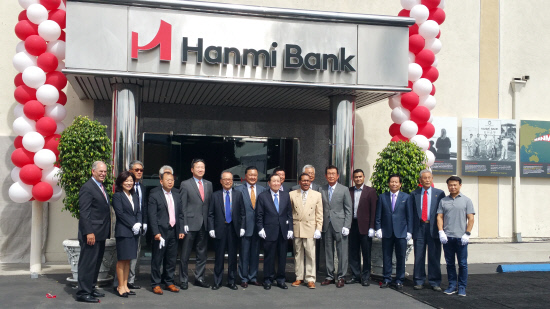 美國(guó)韓美銀行（Hanmi Bank）新H字母logo設(shè)計(jì)銀行-門頭設(shè)計(jì)效果