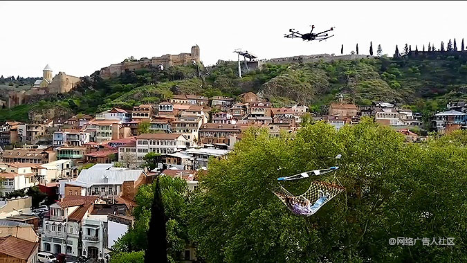 戶外營銷推廣活動(dòng)——格魯吉亞啤酒惡搞營銷“無人機(jī)高空吊床”篇