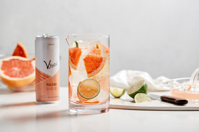 Vrai 品牌灌裝伏特加雞尾酒包裝設(shè)計清爽“V”字母版式 Vrai 品牌灌裝伏特加雞尾酒包裝設(shè)計清爽“V”字母版式