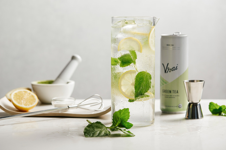 Vrai 品牌灌裝伏特加雞尾酒包裝設(shè)計清爽“V”字母版式 Vrai 品牌灌裝伏特加雞尾酒包裝設(shè)計清爽“V”字母版式