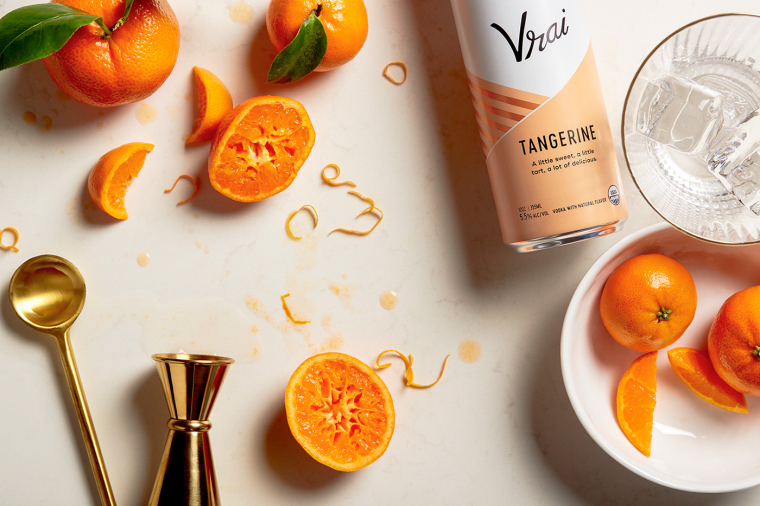 Vrai 品牌灌裝伏特加雞尾酒包裝設(shè)計清爽“V”字母版式 Vrai 品牌灌裝伏特加雞尾酒包裝設(shè)計清爽“V”字母版式