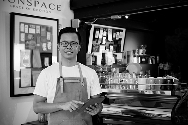 MUNSPACE咖啡（店）品牌形象設(shè)計logo設(shè)計，簡約心形符號+字母M