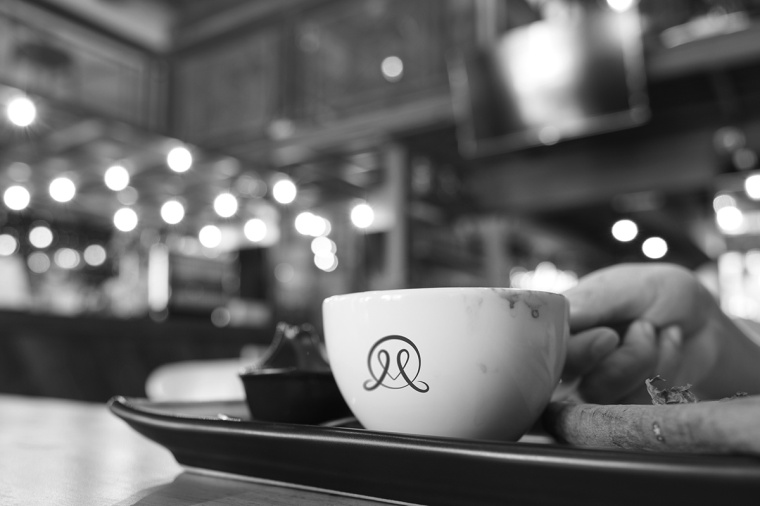 MUNSPACE咖啡（店）品牌形象設(shè)計logo設(shè)計，簡約心形符號+字母M