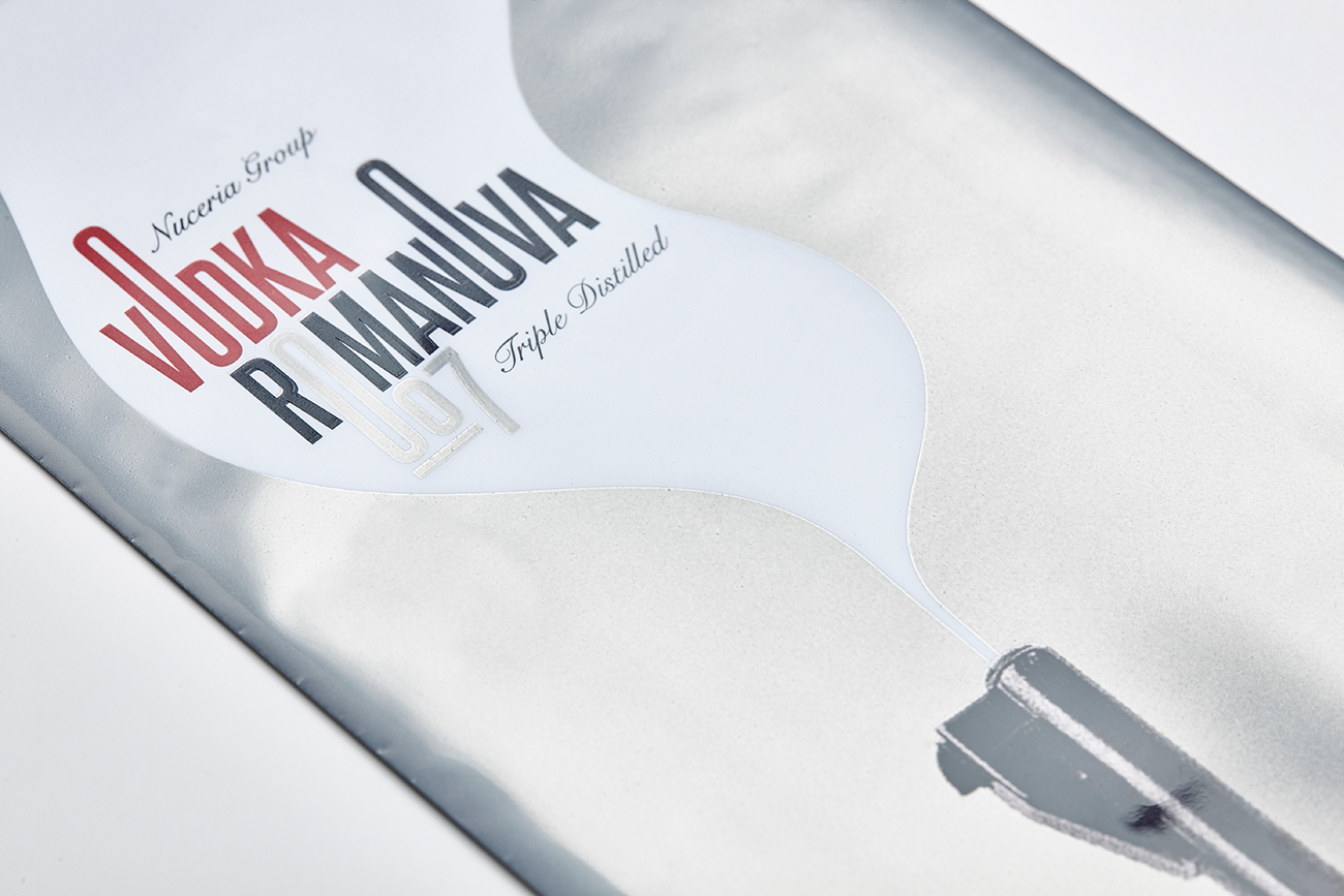 Nuceria Group國(guó)外酒文化宣傳畫(huà)冊(cè)設(shè)計(jì)“瓶子里的故事”--詹姆斯英國(guó)間諜與伏特加