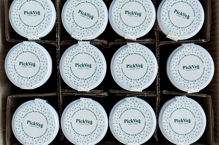 PickVeg 開胃咸菜休閑食品包裝設(shè)計(jì)，減輕生活壓力的小雞嘻哈插畫風(fēng)格