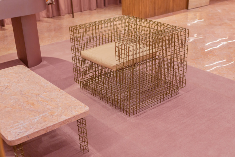 Off-White精品女裝服飾店鋪空間設(shè)計，洋溢粉紅色女性氣息