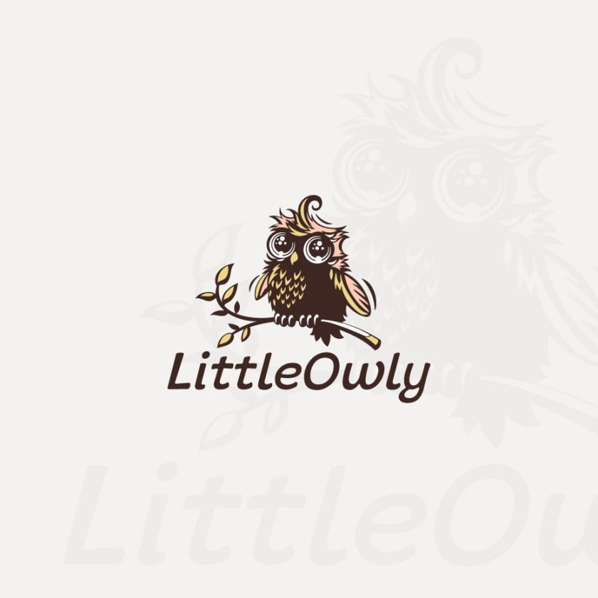 可愛的少兒特征logo設(shè)計-大眼睛貓頭鷹與文本“LittleOwly”的樹枝上，動物logo
