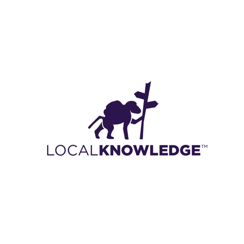 一個狒狒的剪影有支持signpole的背包的旅游logo設(shè)計