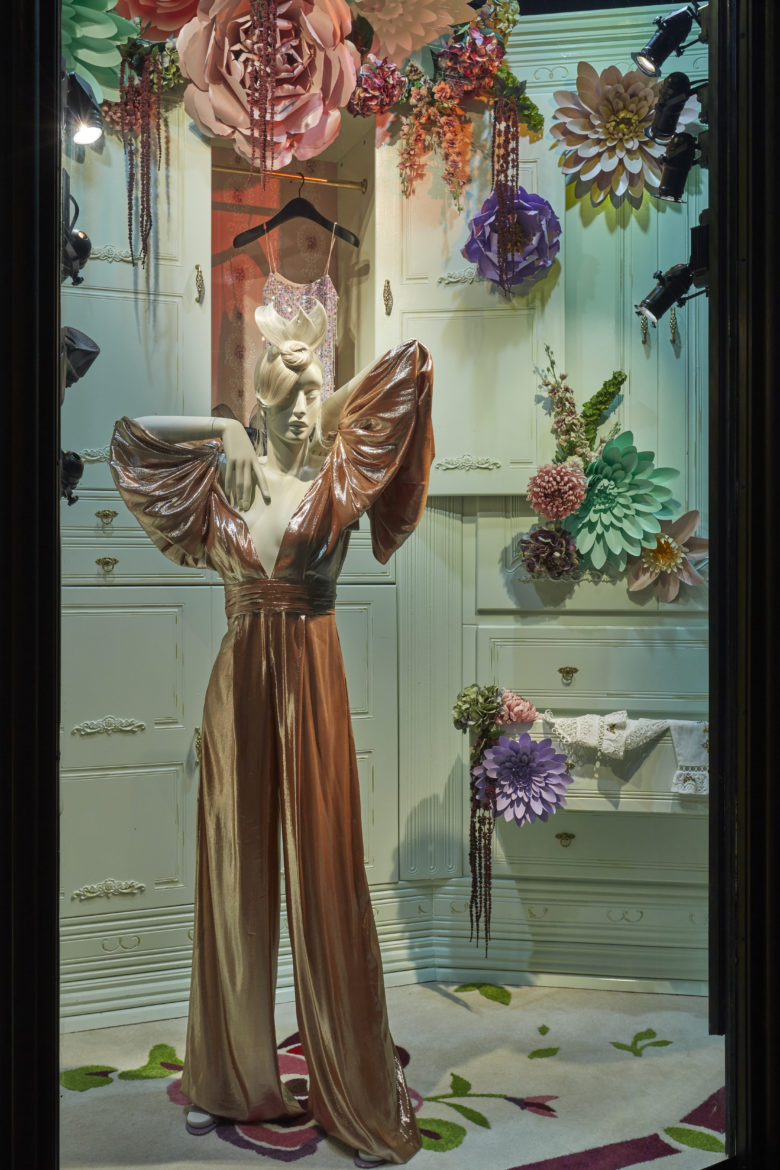 Harvey Nichol 服飾秋季新品櫥窗展示設(shè)計”復(fù)古風(fēng)格“