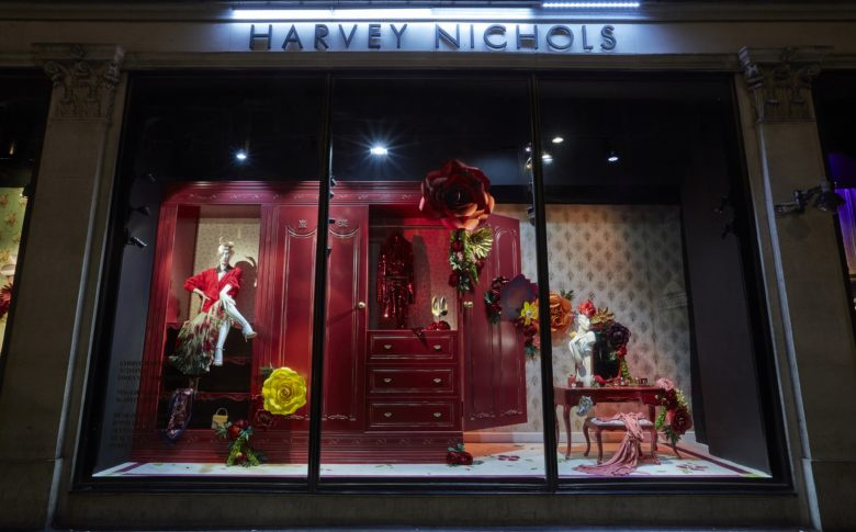 Harvey Nichol 服飾秋季新品櫥窗展示設(shè)計”復(fù)古風(fēng)格“