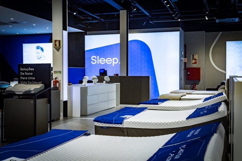 Sleep 8 床墊睡眠店鋪”藍色科技風(fēng)格“室內(nèi)零售空間創(chuàng)新設(shè)計