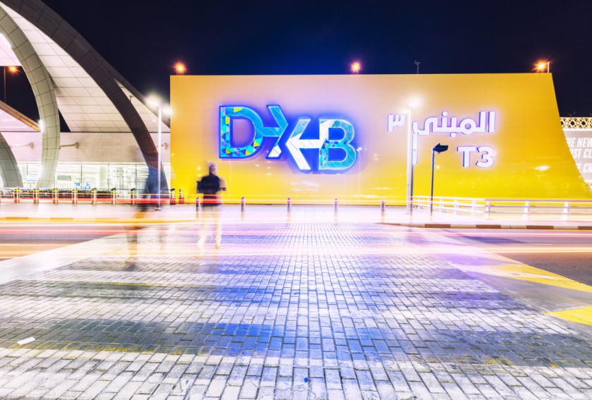 DXB迪拜機(jī)場X形箭頭logo設(shè)計(jì)與品牌形象設(shè)計(jì)，源自品牌理念“內(nèi)在的驚喜”