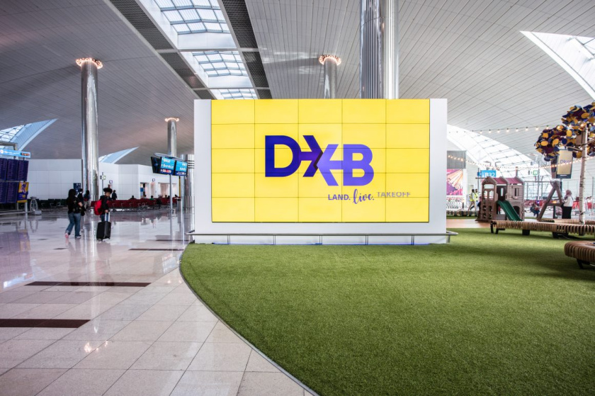 DXB迪拜機(jī)場X形箭頭logo設(shè)計(jì)與品牌形象設(shè)計(jì)，源自品牌理念“內(nèi)在的驚喜”