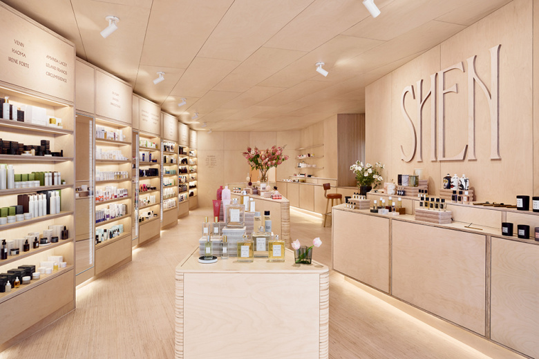 Shen美容化妝品零售店鋪空間設(shè)計，使用單一海樺木膠合板材質(zhì)營造溫暖氛圍