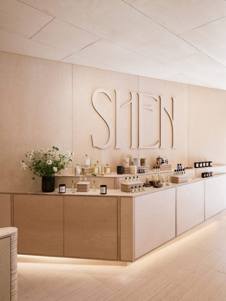 Shen美容化妝品零售店鋪空間設(shè)計(jì)，使用單一海樺木膠合板材質(zhì)營造溫暖氛圍