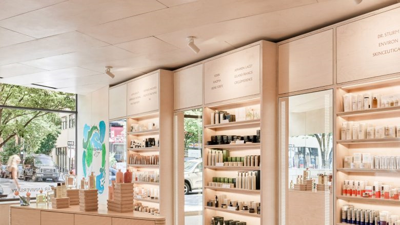 Shen美容化妝品零售店鋪空間設(shè)計(jì)，使用單一海樺木膠合板材質(zhì)營造溫暖氛圍