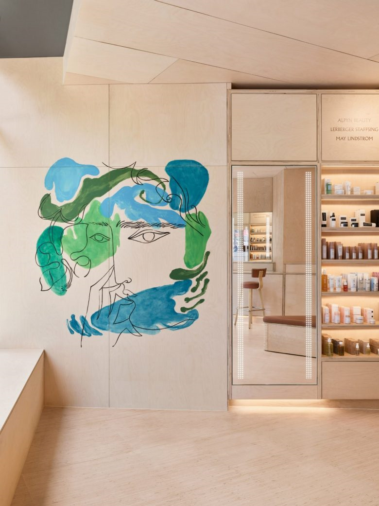 Shen美容化妝品零售店鋪空間設(shè)計(jì)，使用單一海樺木膠合板材質(zhì)營造溫暖氛圍
