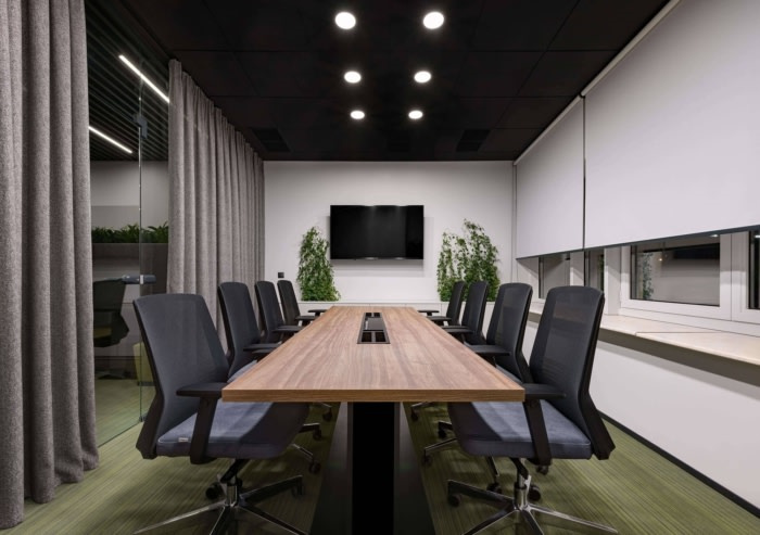 Privat 銀行辦公室空間設(shè)計(jì)，開放式空間設(shè)計(jì)分隔及充分的綠化