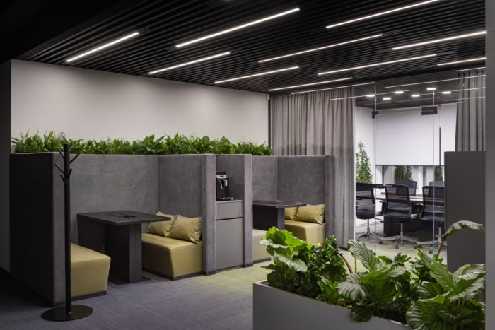 Privat 銀行辦公室空間設(shè)計(jì)，開放式空間設(shè)計(jì)分隔及充分的綠化