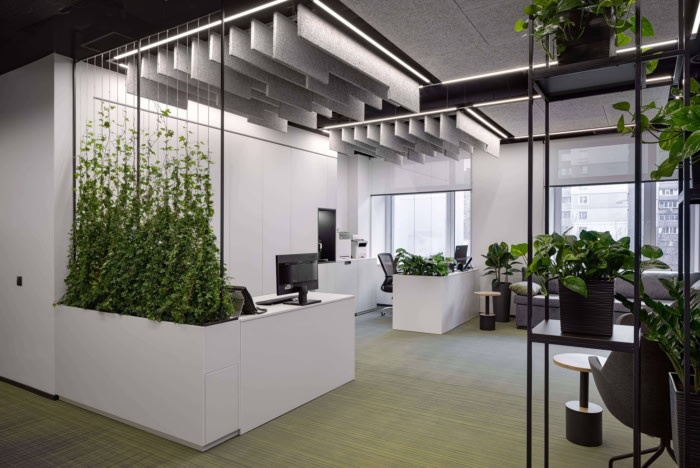 Privat 銀行辦公室空間設(shè)計(jì)，開放式空間設(shè)計(jì)分隔及充分的綠化