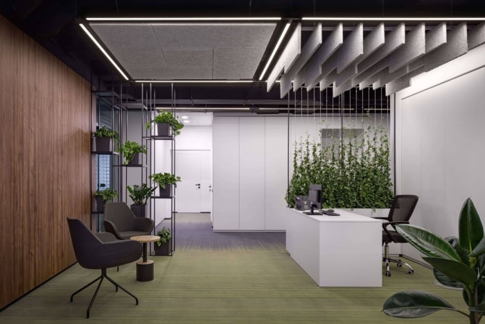 Privat 銀行辦公室空間設(shè)計(jì)，開放式空間設(shè)計(jì)分隔及充分的綠化
