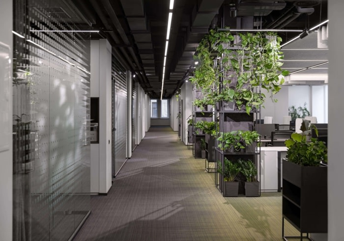 Privat 銀行辦公室空間設(shè)計(jì)，開放式空間設(shè)計(jì)分隔及充分的綠化