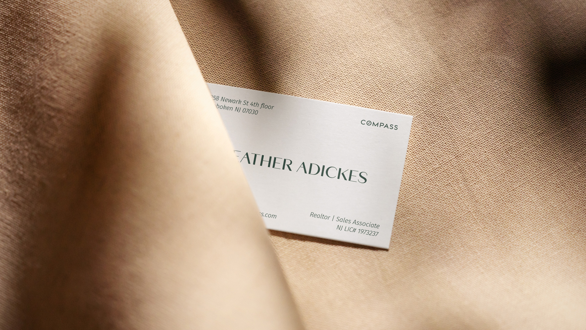 Heather Adickes房地產(chǎn)中介經(jīng)紀(jì)人品牌logo設(shè)計(jì)形象設(shè)計(jì)，字母H+橋梁+房子