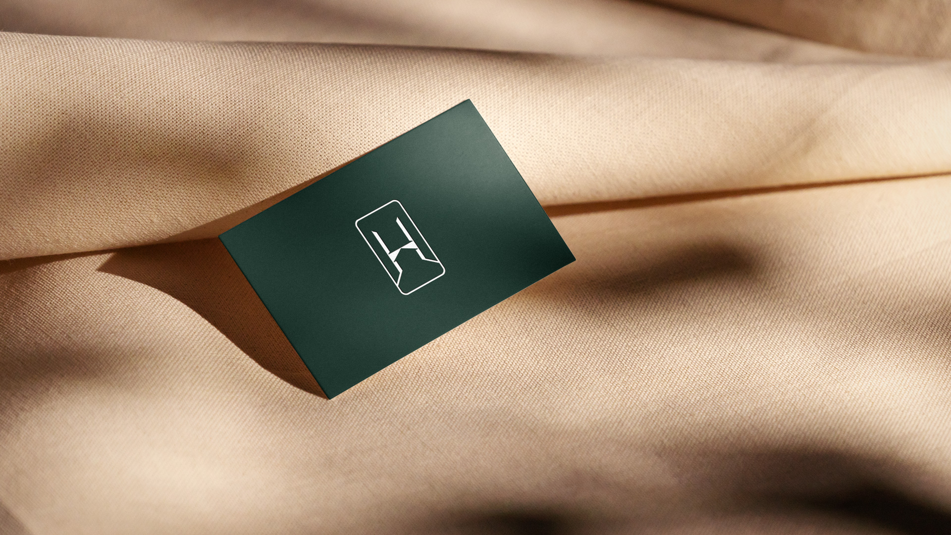 Heather Adickes房地產(chǎn)中介經(jīng)紀(jì)人品牌logo設(shè)計(jì)形象設(shè)計(jì)，字母H+橋梁+房子