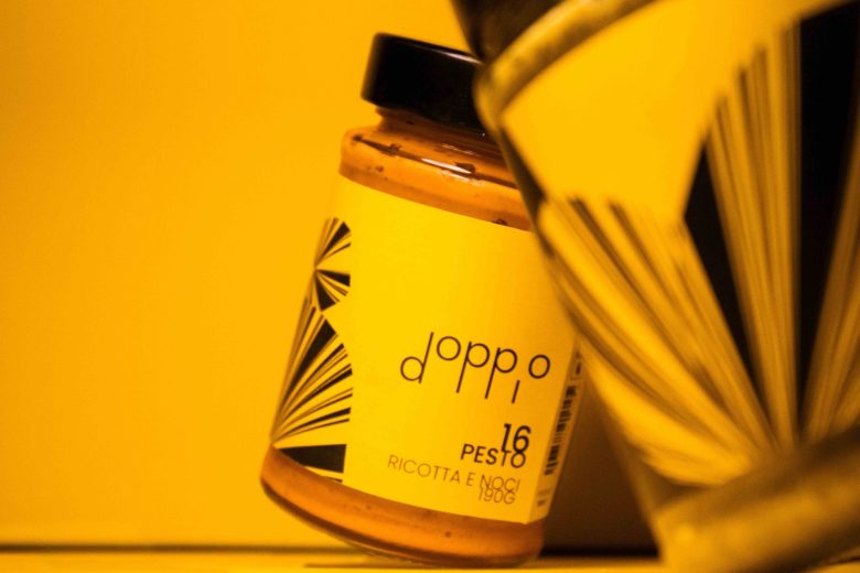 Doppio 食品包裝設(shè)計logo設(shè)計，黑黃色放射線條組合元素