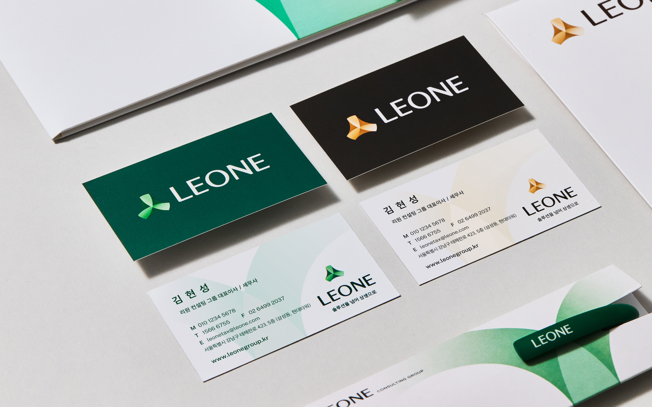 LEONE利昂稅務(wù)規(guī)劃咨詢(xún)集團(tuán)B2B企業(yè)logo&vi形象設(shè)計(jì)塑造,三葉旋轉(zhuǎn)圖案 LEONE利昂稅務(wù)規(guī)劃咨詢(xún)集團(tuán)B2B企業(yè)logo&vi形象設(shè)計(jì)塑造,三葉旋轉(zhuǎn)圖案