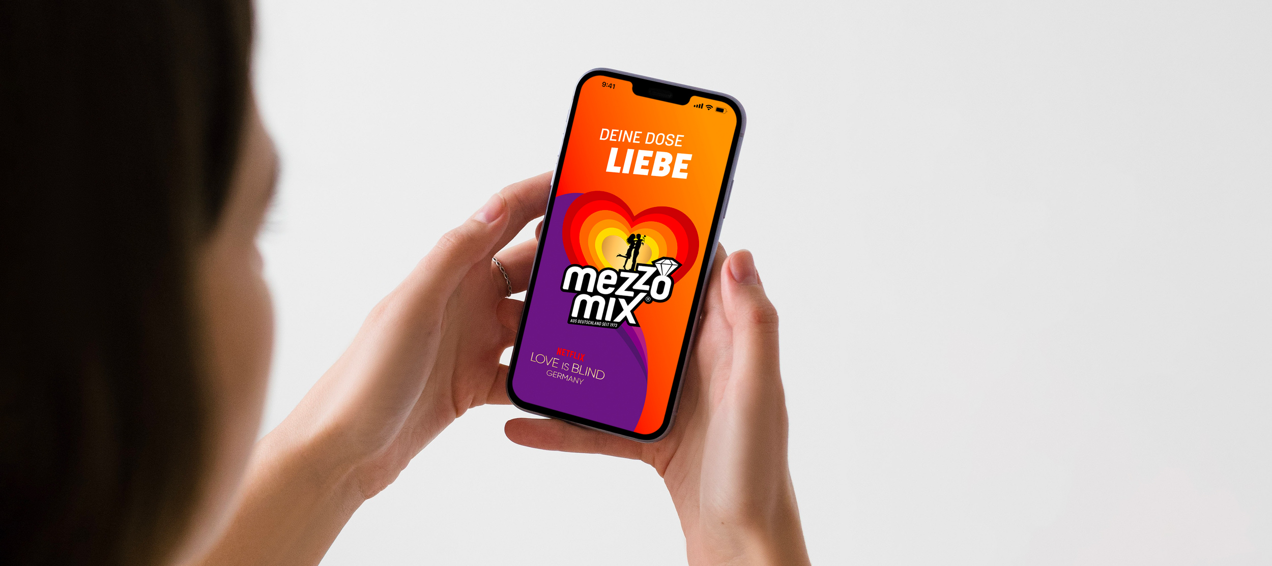 Mezzo Mix 橙子味可樂飲料贊助熱門劇集《盲目愛情》熱烈風格包裝設(shè)計堆頭設(shè)計