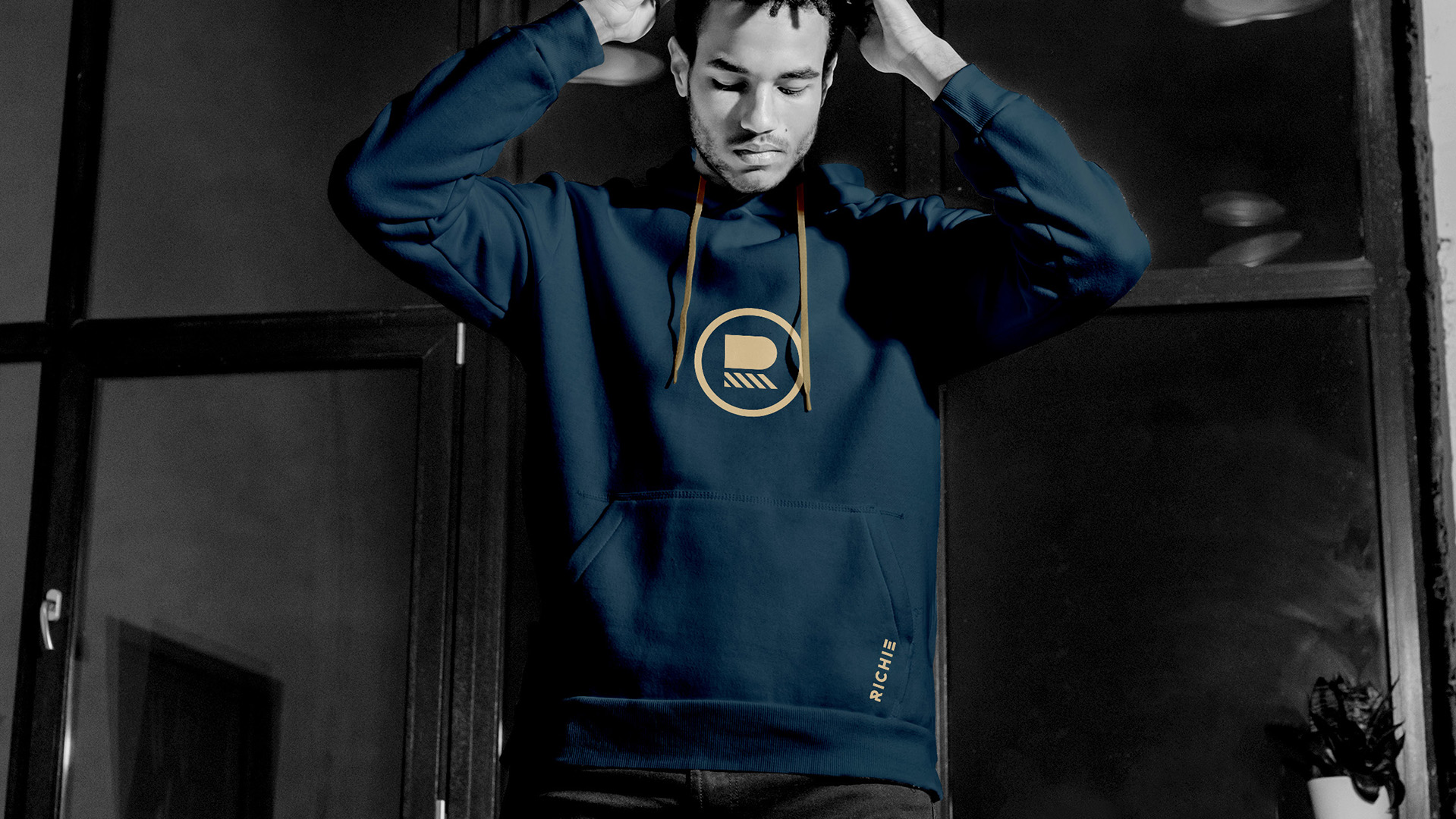 “Richard Carapaz 自行車專業(yè)體育運(yùn)動(dòng)員個(gè)人專業(yè)品牌設(shè)計(jì)，R字母logo