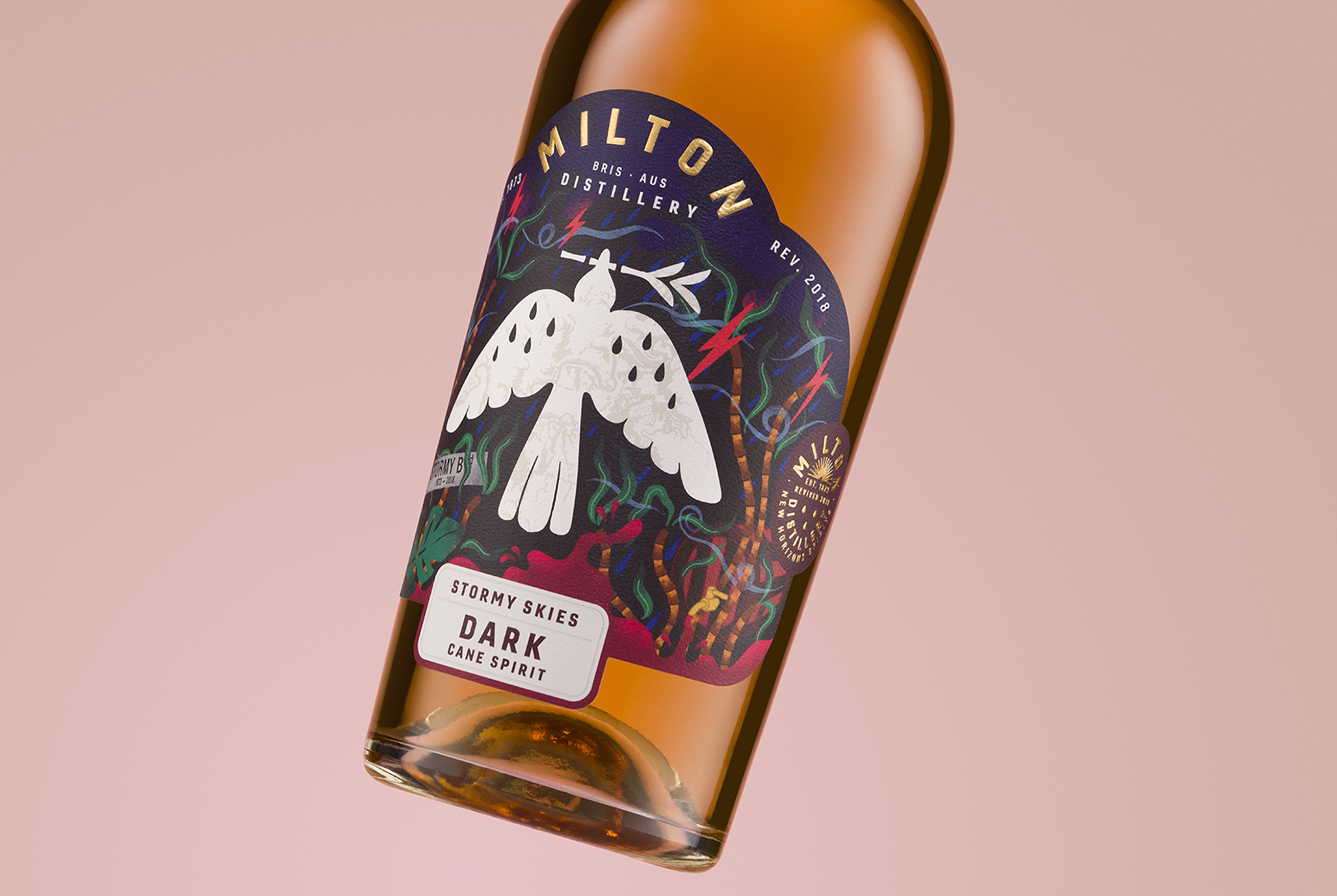 米爾頓酒廠朗姆酒標(biāo)簽包裝設(shè)計(jì)，噪鵑鳥(niǎo)核心識(shí)別元素統(tǒng)領(lǐng)所有包裝架構(gòu)