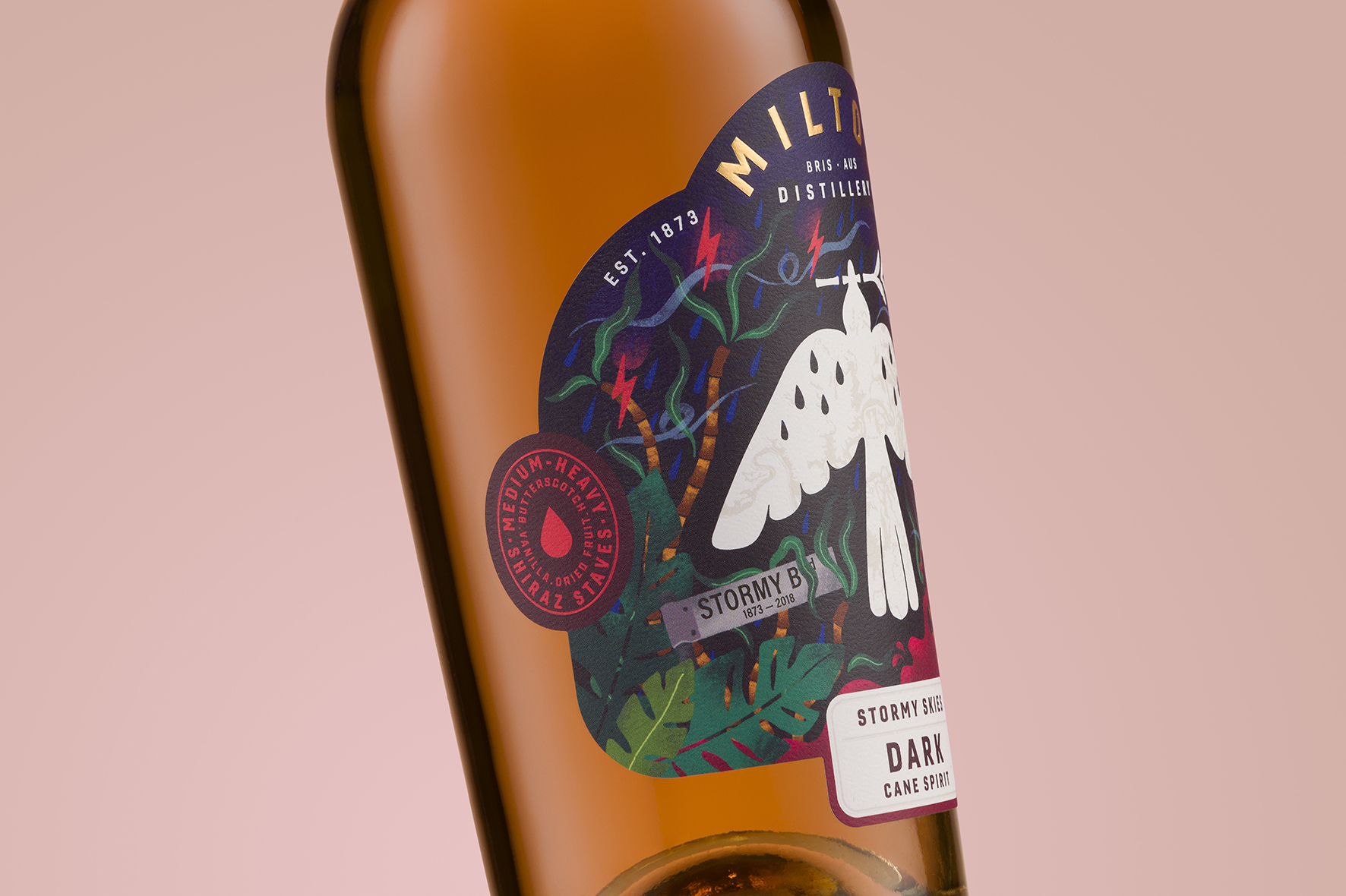 米爾頓酒廠朗姆酒標(biāo)簽包裝設(shè)計(jì)，噪鵑鳥(niǎo)核心識(shí)別元素統(tǒng)領(lǐng)所有包裝架構(gòu)