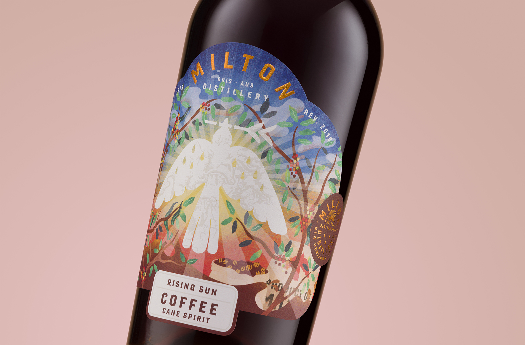 米爾頓酒廠朗姆酒標(biāo)簽包裝設(shè)計(jì)，噪鵑鳥(niǎo)核心識(shí)別元素統(tǒng)領(lǐng)所有包裝架構(gòu)