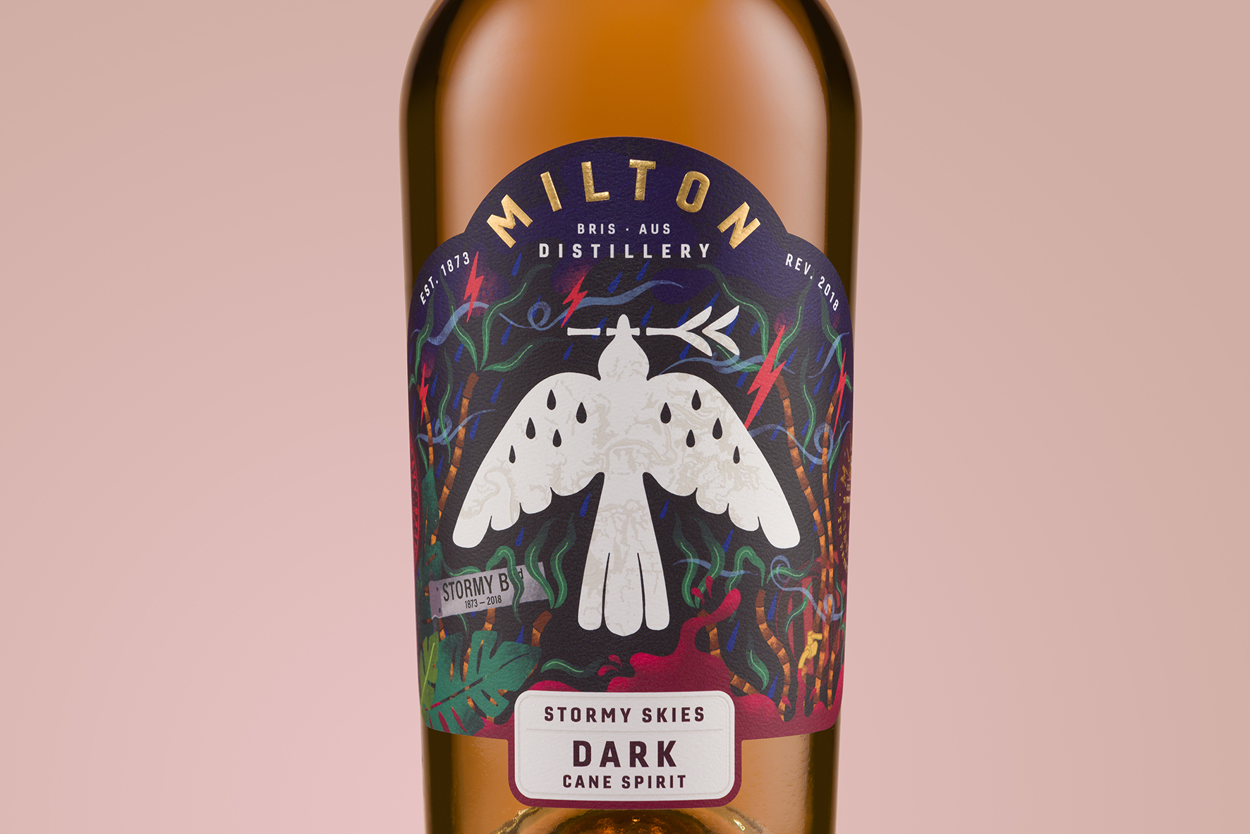 米爾頓酒廠朗姆酒標(biāo)簽包裝設(shè)計(jì)，噪鵑鳥(niǎo)核心識(shí)別元素統(tǒng)領(lǐng)所有包裝架構(gòu)